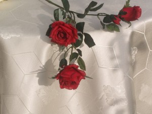 Teflonos damaszt asztalterítő - krém színű