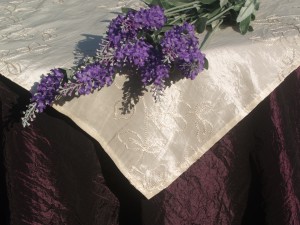 Ünnepi asztalterítő padlizsán - hímzett krém középpel