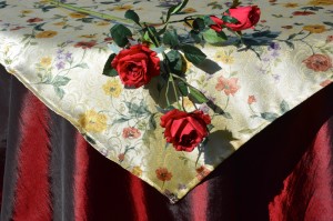 Alkalmi asztalterítő bordó - virágos selyem középpel