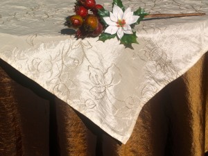 Karácsonyi asztalterítő - barna taft, hímzett krémszínű középpel