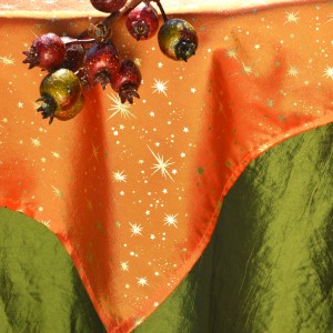 Karácsonyi asztalterítő zöld - csillagos narancs
