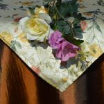 Alkalmi asztalterítő barna - virágos selyem középpel