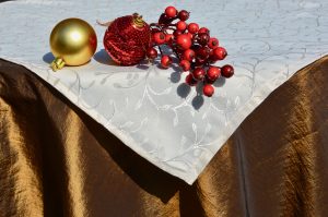 Karácsonyi asztalterítő barna - indás krém középpel