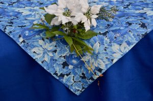 Karácsonyi asztalterítő kék - fehér mikulásvirágok