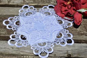 Hófehér kis terítő - csipkés álom (28 cm)