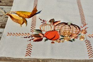 Sütőtökös asztali futó - hímzett mintával 110x40 cm