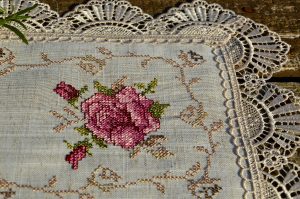 Hímzett kis terítő - Emily rózsái 30 cm
