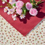 Rózsás asztalterítő - apró bordó rózsák