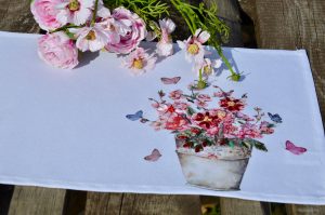 Hímzett kis terítő - kaspó virágokkal (45x35cm)