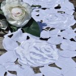 Fehér rózsás terítő - riselt csík (160x20cm)