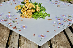 Pillangós asztalközép - virágos terítő (85x85cm)