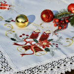 Fehér karácsonyi közép terítő - színes hímzéssel (85x85)