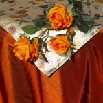 Ünnepi asztalterítő narancs - virágos középpel