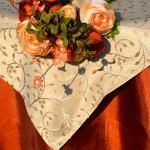 Ünnepi asztalterítő narancs - hímzett drapp középpel