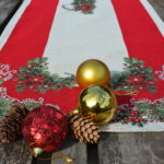 Karácsonyi asztali futó - bordó virágos (140x45cm)
